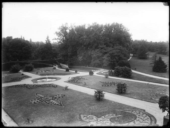 Vue plongeante sur les parterres de fleurs