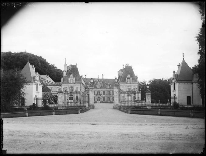 Ensemble côté de l'entrée, grilles