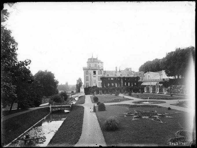 Façades sur les jardins, parterres de fleurs