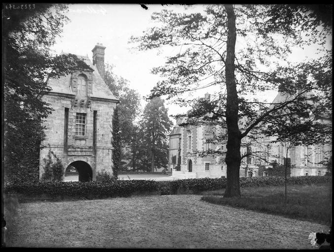 Pavillon d'entrée, vue partielle du château