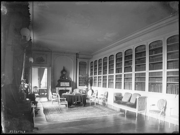 Intérieur : bibliothèque