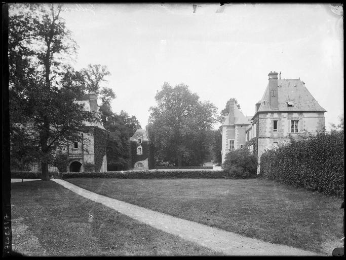 Pavillon d'entrée, vue du château en perspective