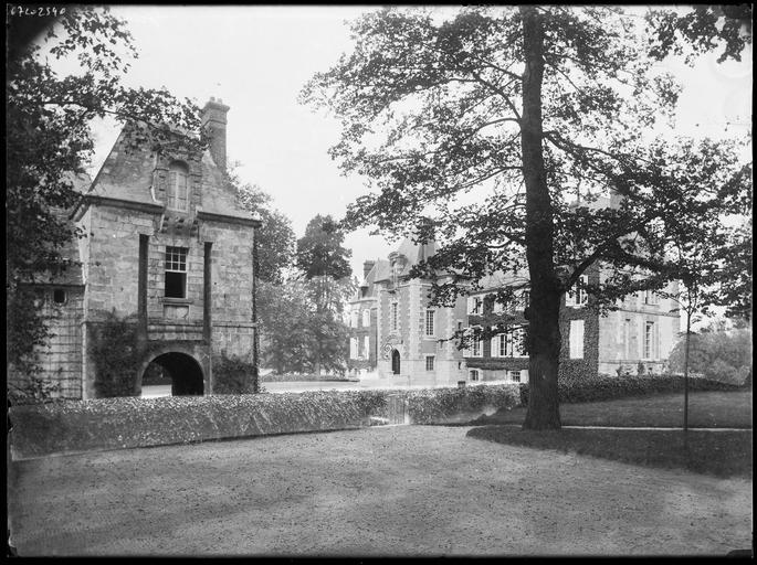 Pavillon d'entrée, vue partielle du château