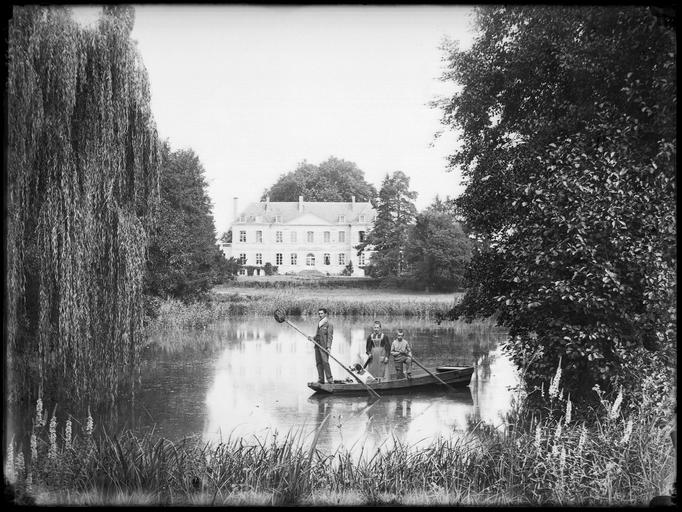 Enfants pêchant dans une barque, le château à l'arrière-plan