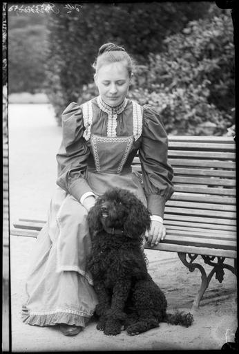 Jeune femme, Mademoiselle Formon, sur un banc avec un chien