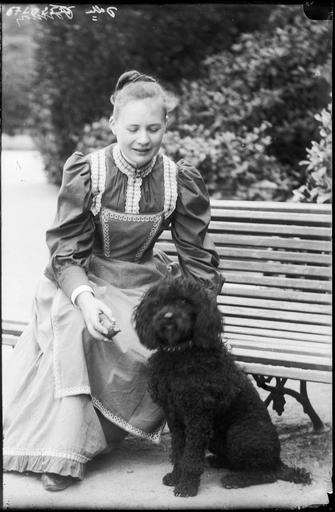 Jeune femme, Mademoiselle Formon, sur un banc avec un chien