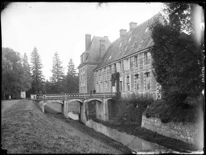 Ensemble entouré de douves, pont