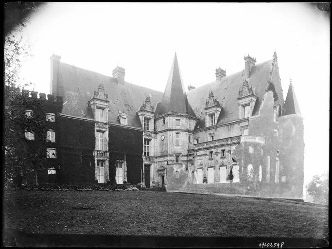 Façades sur cour intérieure, tourelle d'escalier