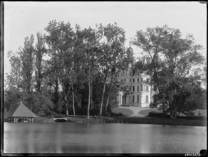 Parc : étang, vue éloignée du château