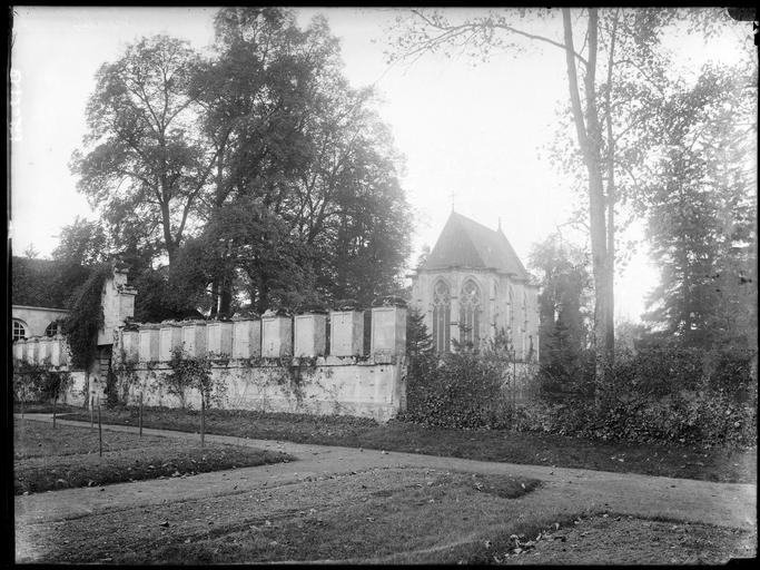 Chapelle et mur de clôture