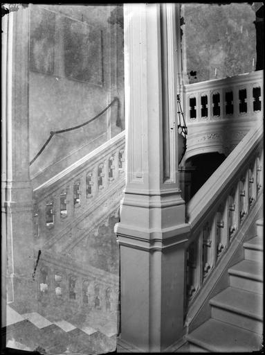 Intérieur : escalier à balustres