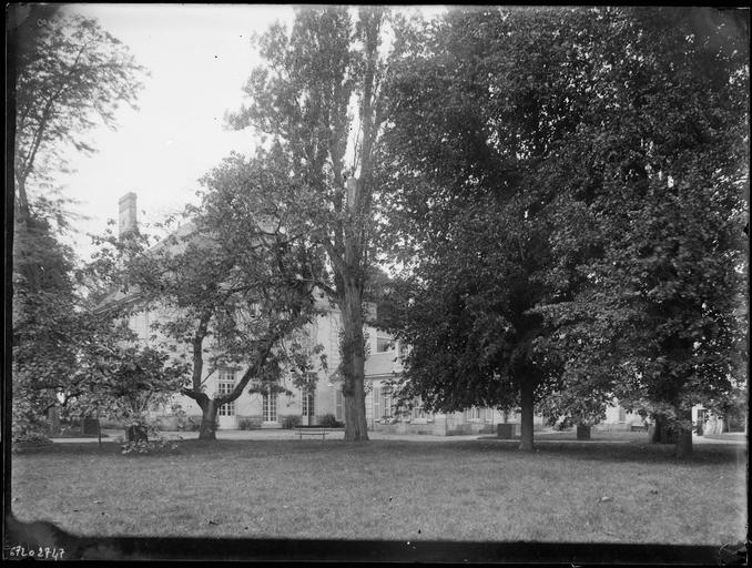 Façade sur parc partiellement visible