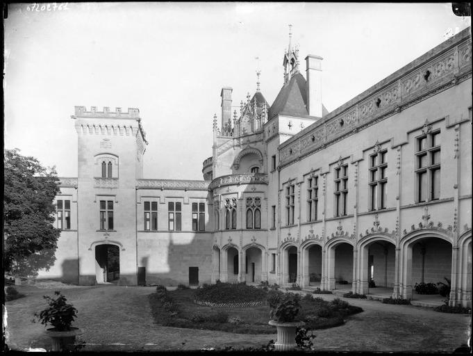 Cour intérieure : galerie à arcades, tour