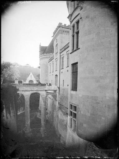 Façade sur douves, pont