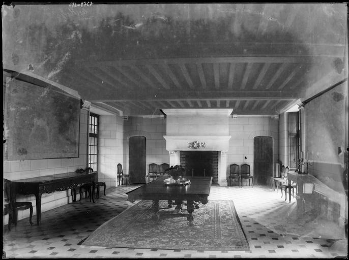 Intérieur : salle à manger avec cheminée