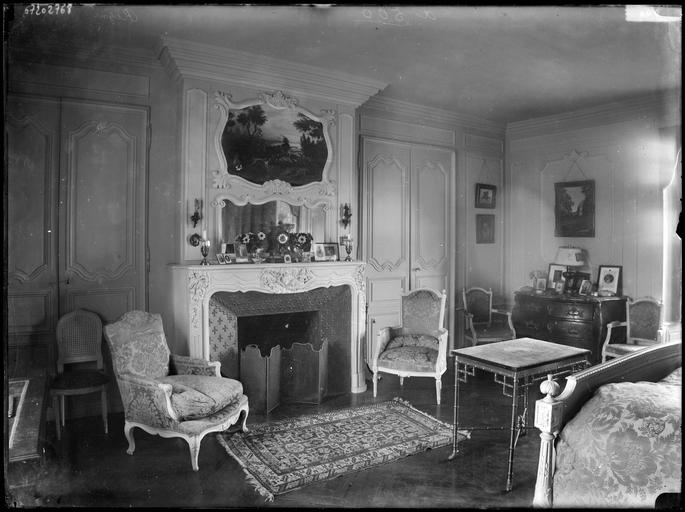 Intérieur : chambre à coucher avec cheminée