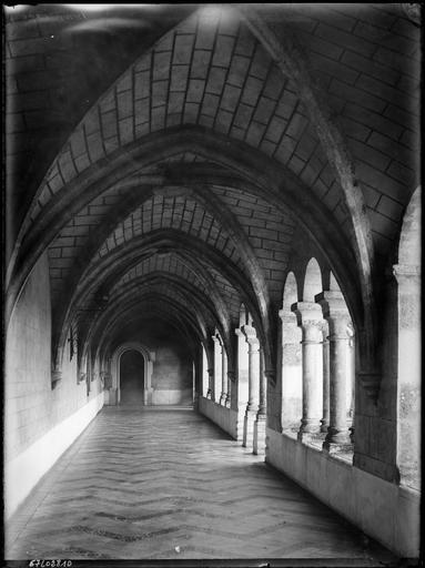 Cloître : galerie vue de l'intérieur