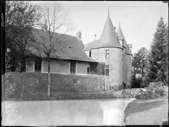 Châtelet d'entrée et logis entourés de douves