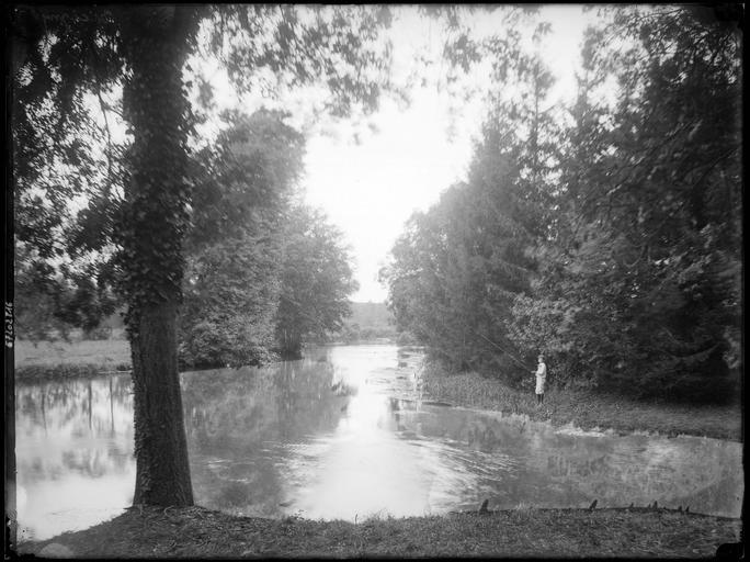 Un pêcheur en bordure de la rivière dans le parc