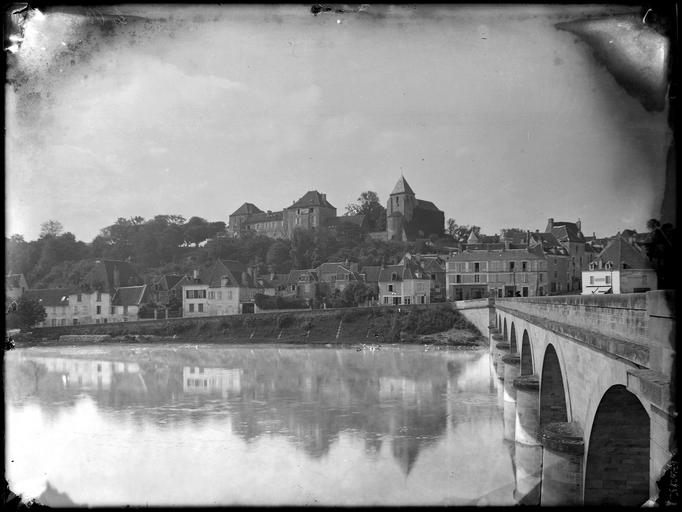 Le château dominant le village, pont sur la Creuse