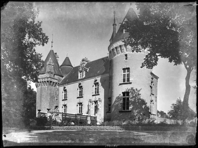 Façade d'entrée avec tours et pont