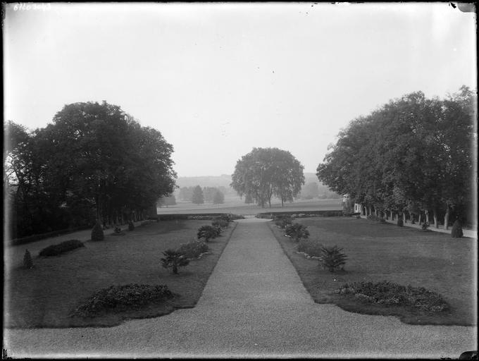Parc : parterres et allée