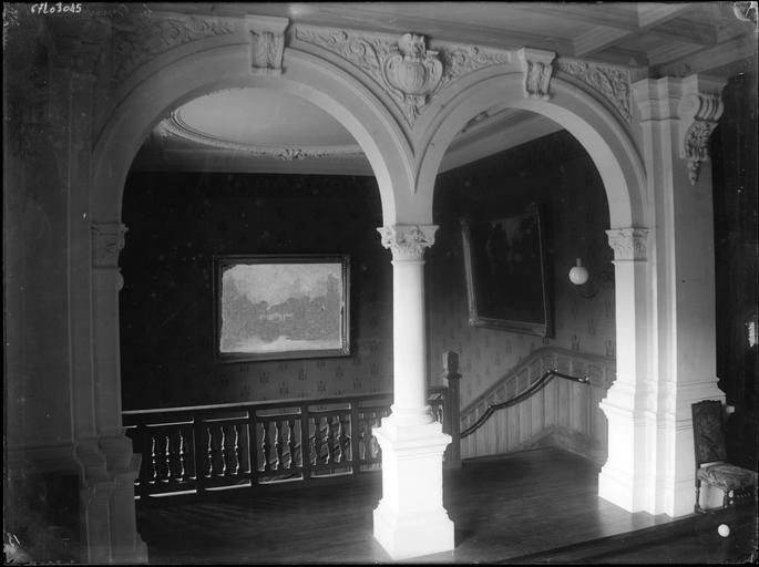 Intérieur : arcature du palier, escalier