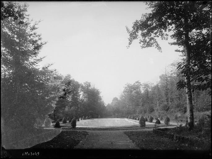 Parc : pièce d'eau entourée d'arbres