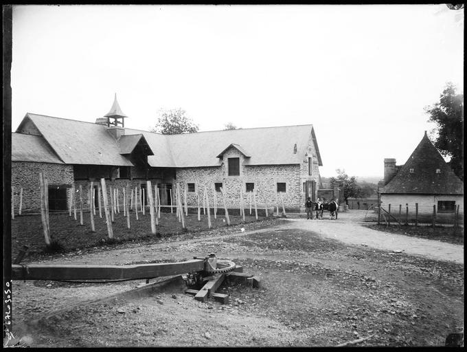 Bâtiments de ferme, attelage de boeufs et paysan