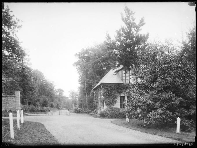 Pavillon d'entrée et grille