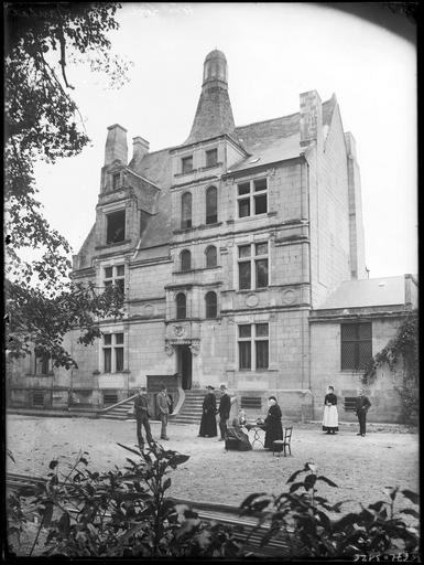 Façade principale, groupe de personnes