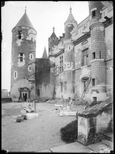 Restauration du château : tailleur de pierres devant la façade est