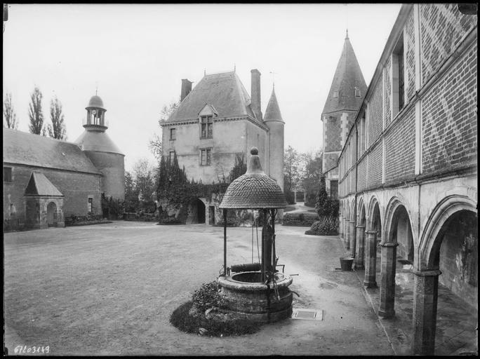 Cour intérieure : châtelet d'entrée, puits, galerie à arcades