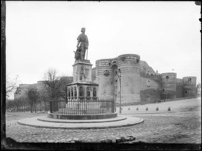 Statue du Roi René et les tours du château