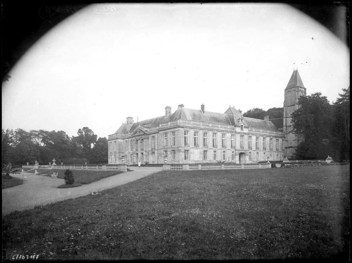 Ensemble sur parc, clocher de l'église