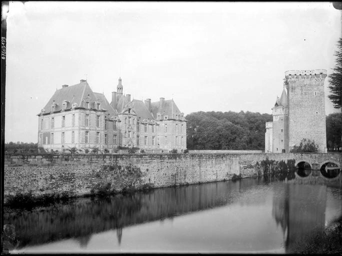 Façade principale et donjon vus des douves