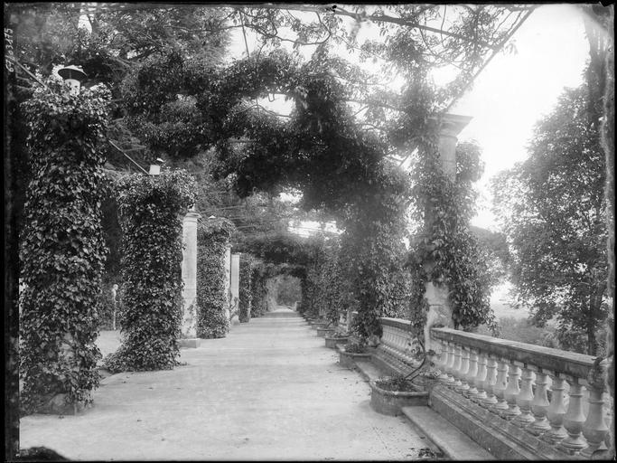 Terrasse à colonnades et balustrades