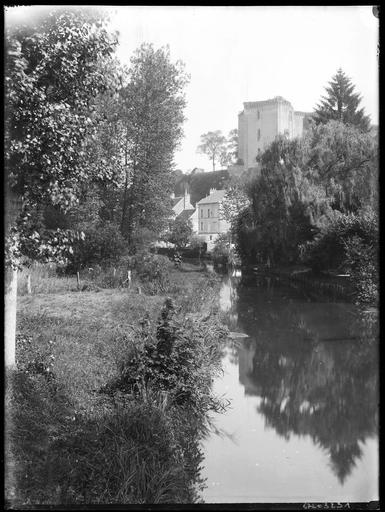 Vue éloignée sur le château, rivière au premier plan