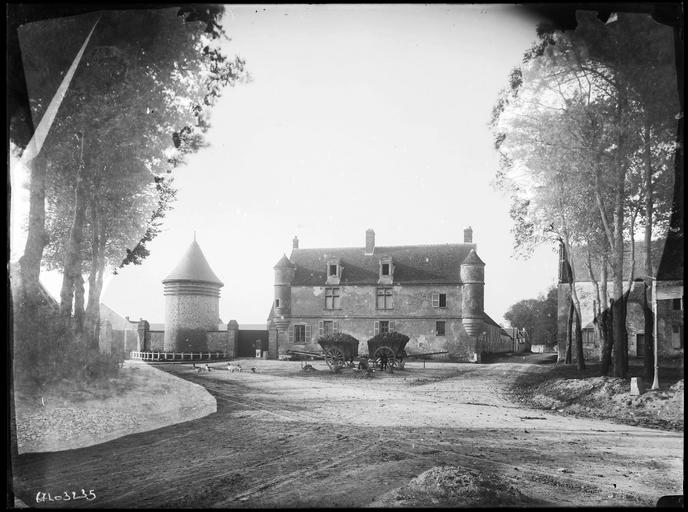 Bâtiments et tour, charrettes de foins