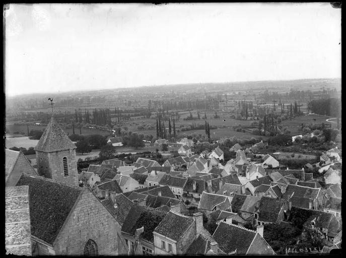 Vue générale sur le village, prise du château