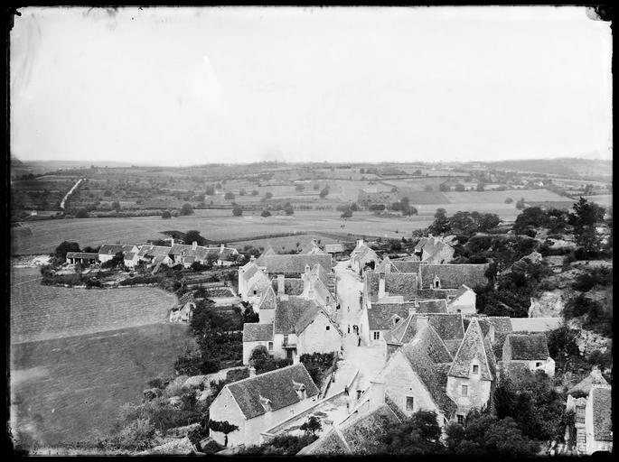 Vue générale sur le village, prise du château