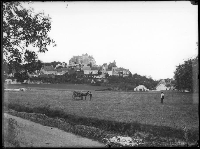 Le château sur les hauteurs, champs au premier plan