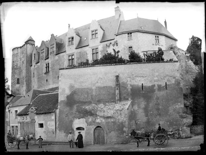 Ensemble sur remparts, rue animée au premier plan