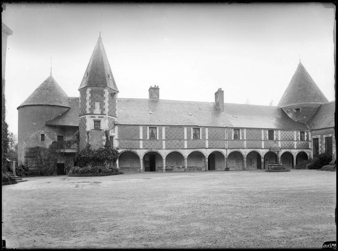 Cour intérieure : galerie à arcades