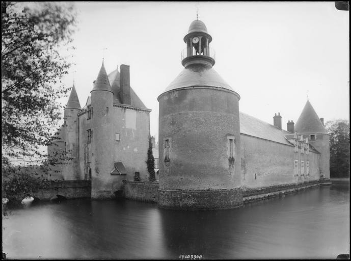 Ensemble sur douves, châtelet d'entrée et tour