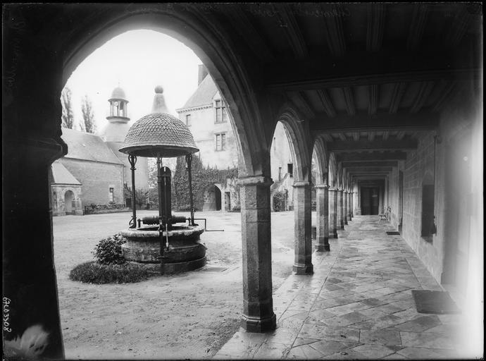 Cour intérieure : galerie à arcades, puits