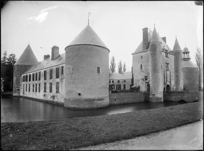 Ensemble sur douves, châtelet d'entrée