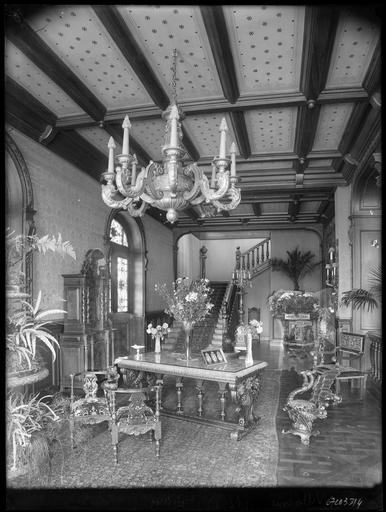 Intérieur : le hall meublé et escalier