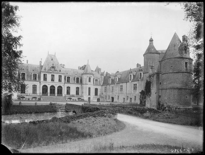 Ensemble sur cour, pont sur cours d'eau