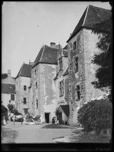 Façade sur cour intérieure, personnes et attelage